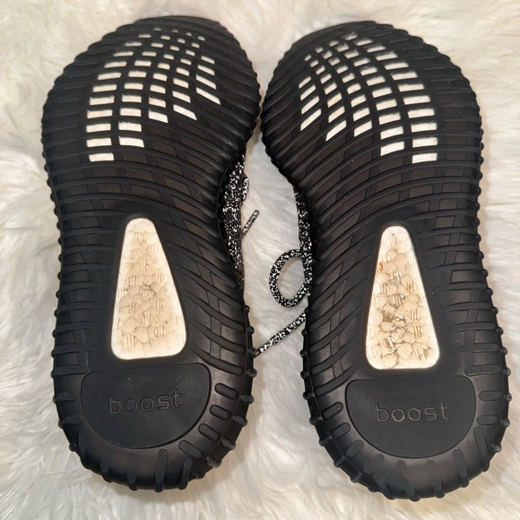 Sleek Black Knit Men's Sneakers - Picture 7 of 12